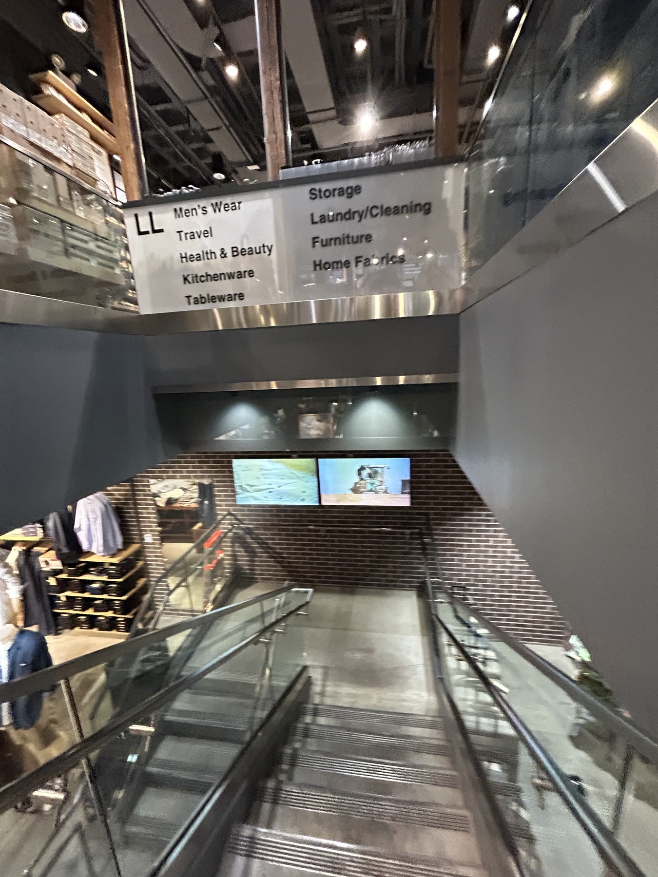 MUJI Fifth Avenue地下階へ下りるエスカレーターと案内表示