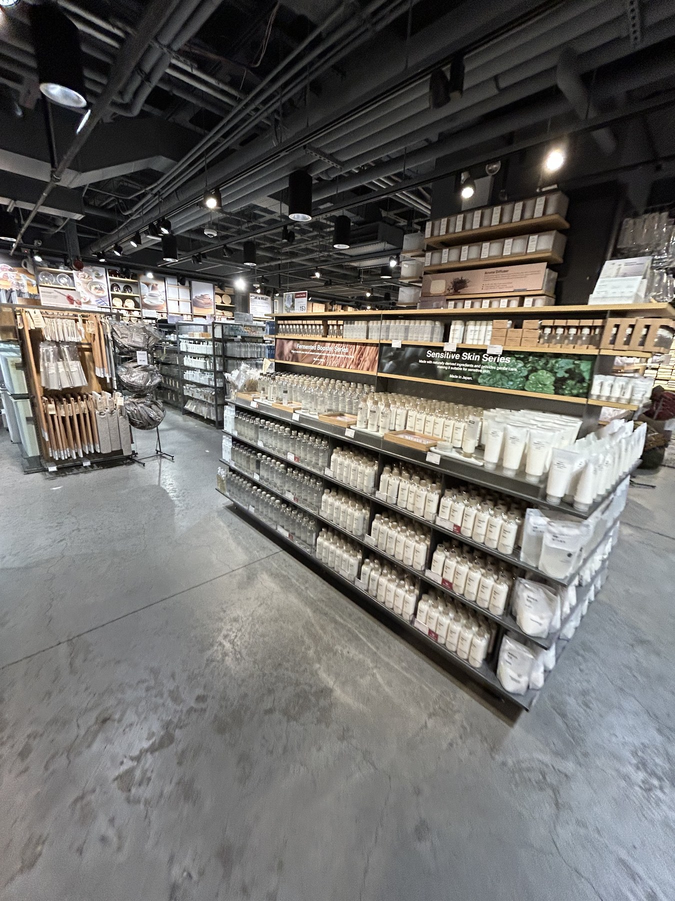 無印良品ニューヨーク店の生活雑貨とスキンケア売り場