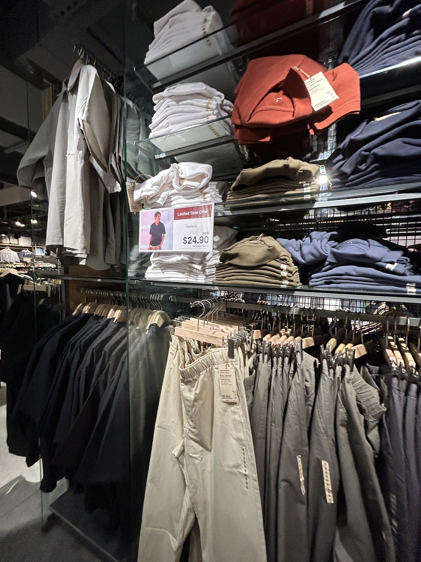 MUJIニューヨーク店の衣料品売り場とセール表示