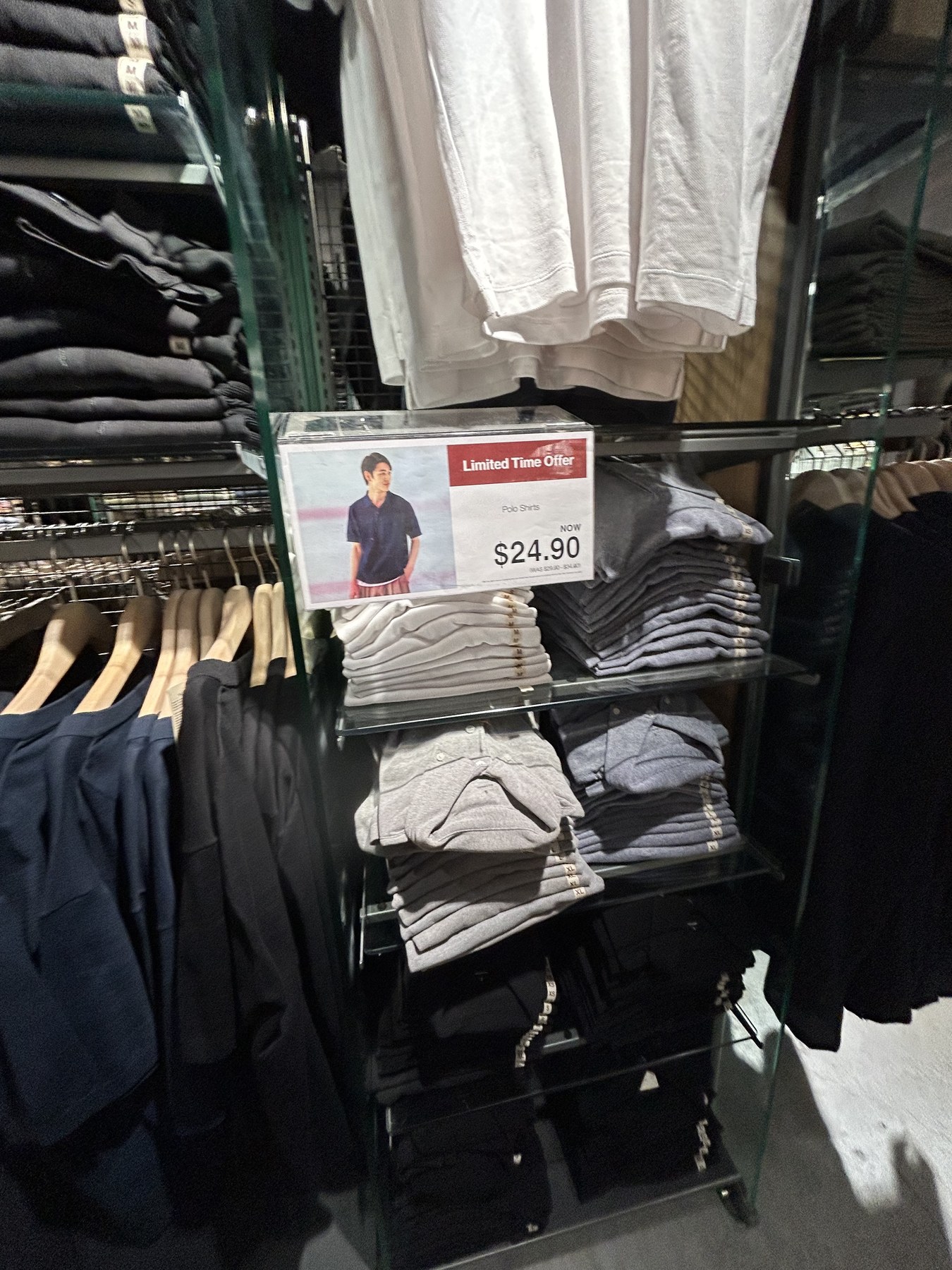 MUJIニューヨーク店のポロシャツ価格24.90ドルの表示
