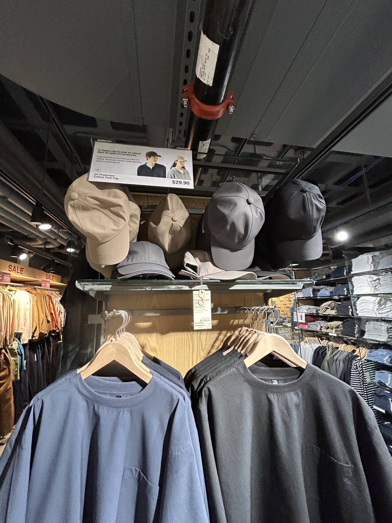MUJIニューヨーク店のUVカットコットンツイルキャップ29.90ドルの表示