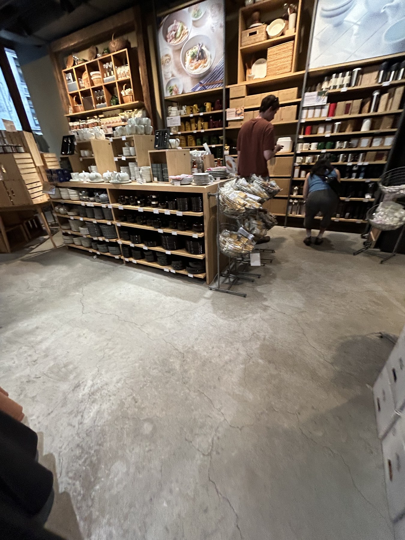 MUJIニューヨーク店の食品と食器の売り場