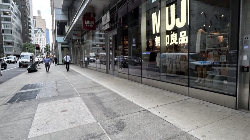 ニューヨーク5番街にある無印良品MUJI Fifth Avenueの外観