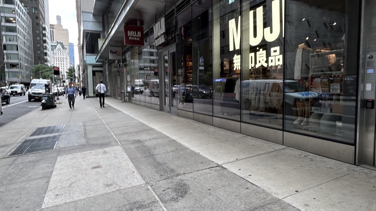 ニューヨーク5番街にある無印良品MUJI Fifth Avenueの外観