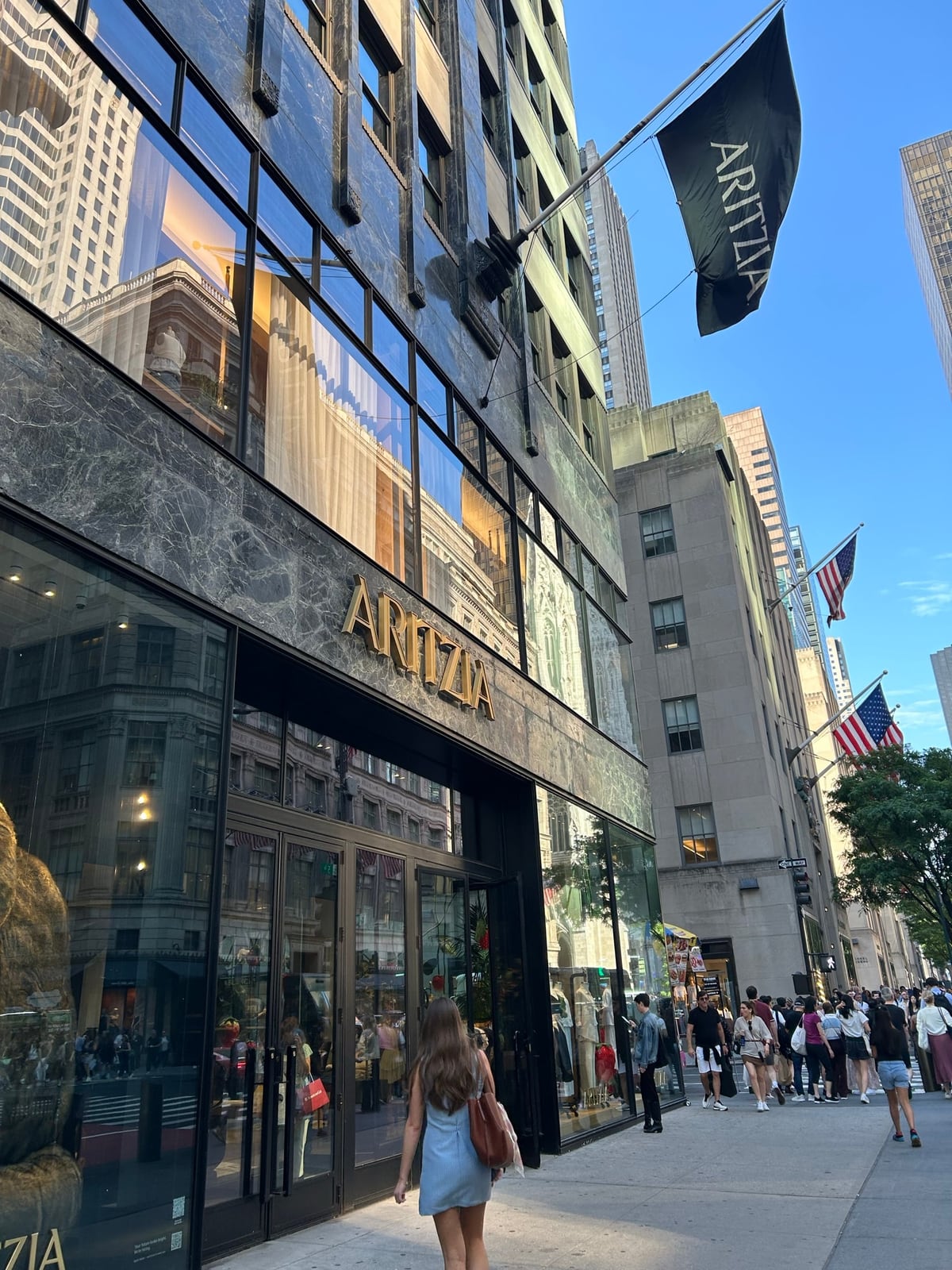 Aritzia Fifth Ave Flagshipの5番街側入口と黒い旗