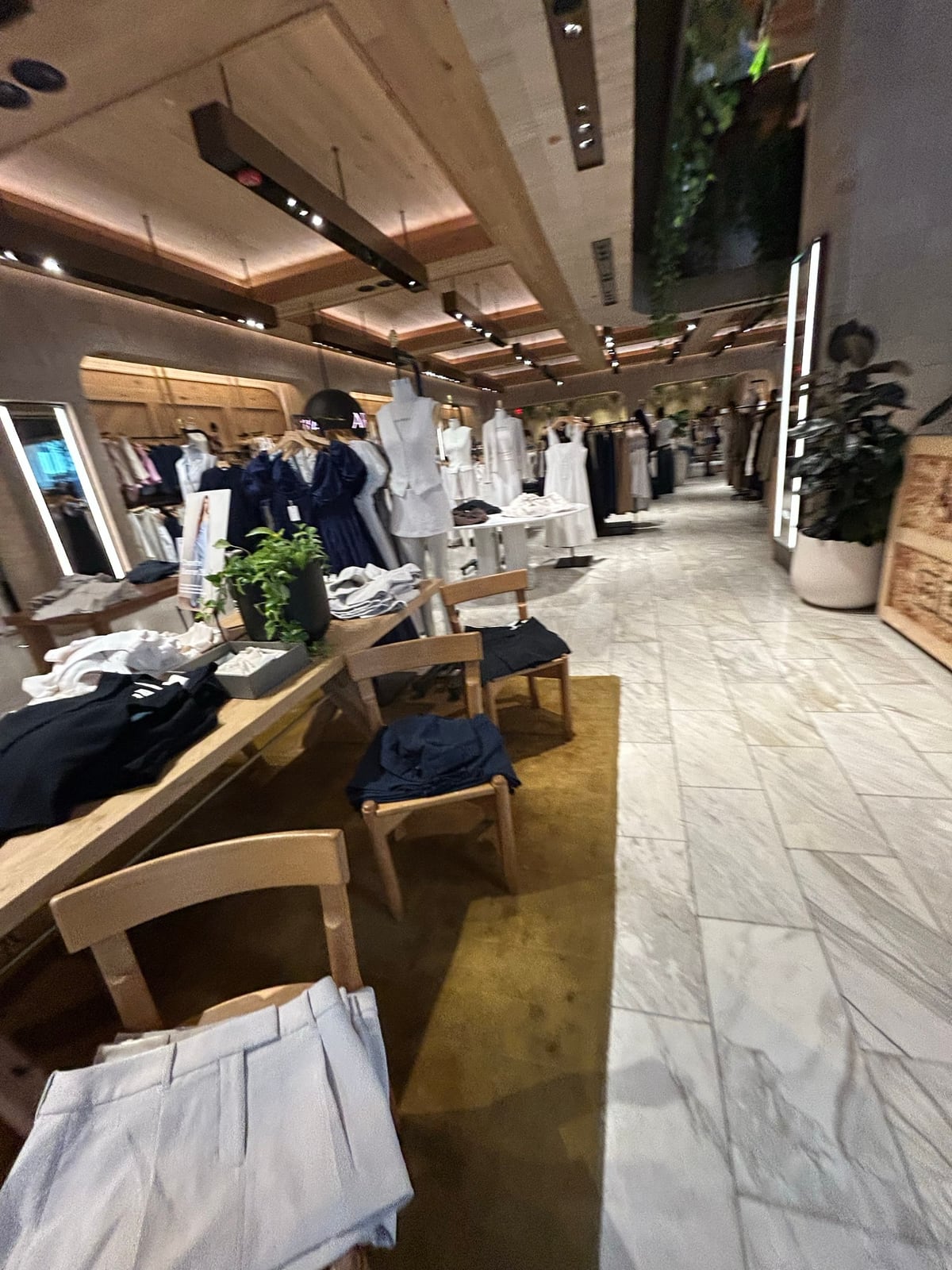 Aritzia 5番街フラッグシップ店のメインフロアと商品ラック