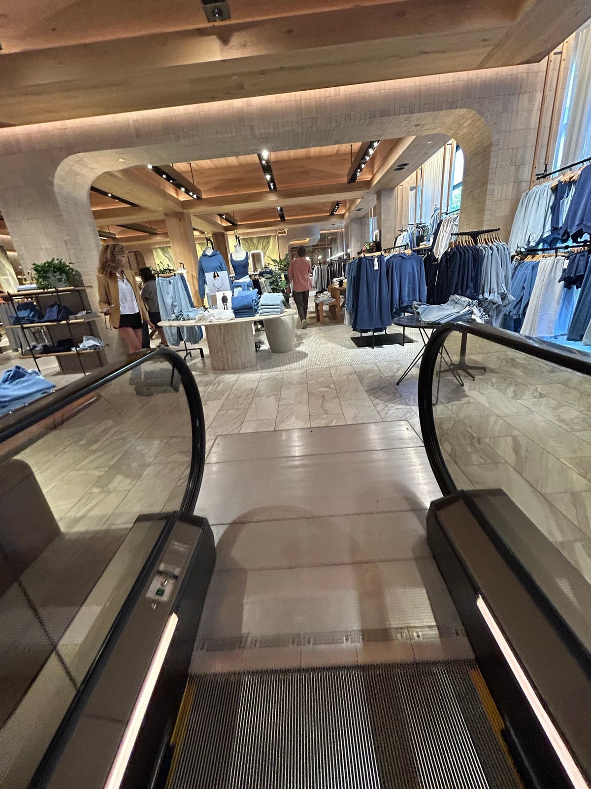 Aritzia 5番街店のエスカレーターと店内フロア