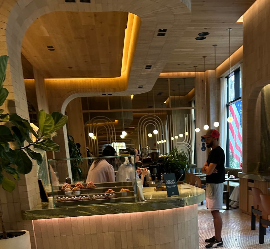 Aritzia 5番街店のA-OK Cafeカウンターとペイストリー