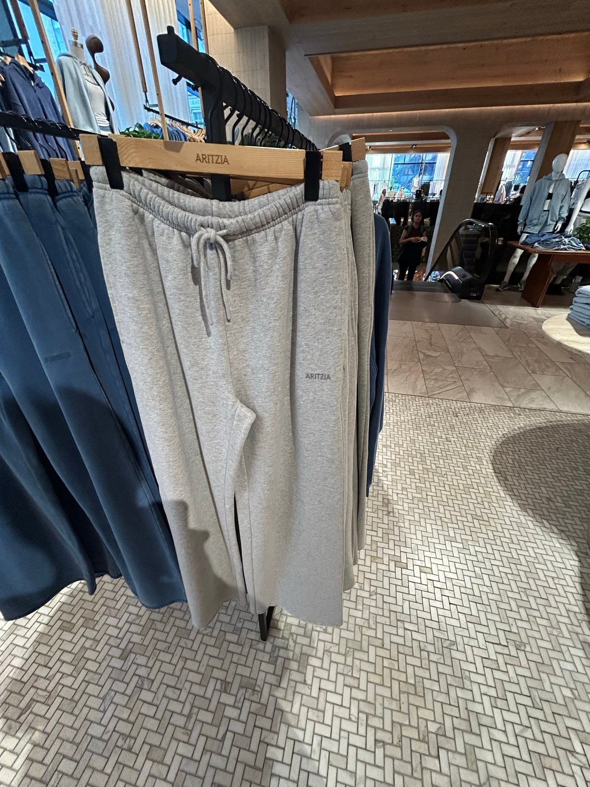 Aritzia店内に並ぶスウェットパンツとカジュアルウェア