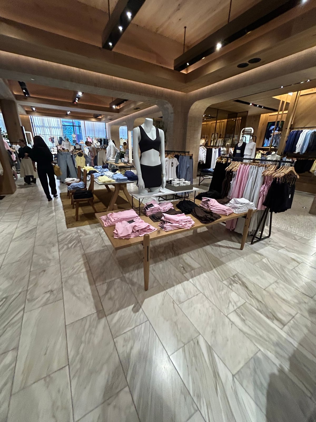 Aritzia 5番街店の広い売り場と中央のディスプレイ
