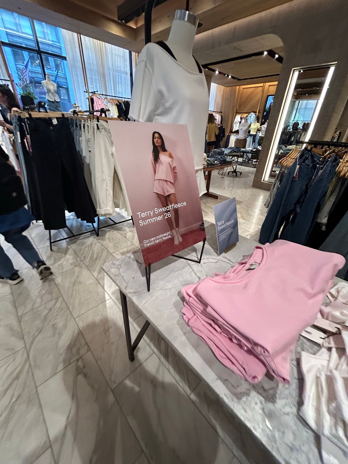 Aritzia店内のピンク系ウェアとマネキンディスプレイ