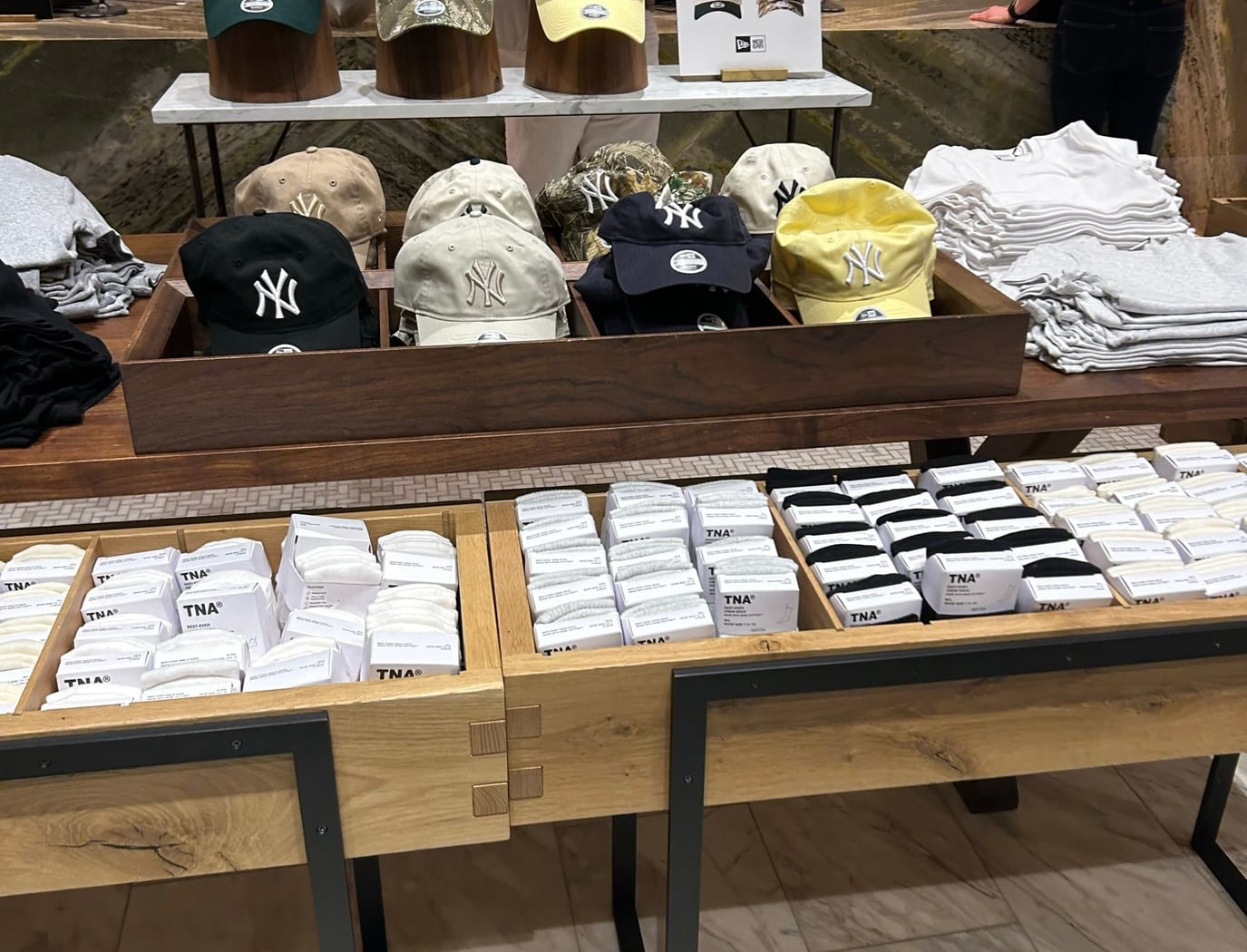 Aritzia店内に並ぶNew York YankeesキャップとTnaソックス