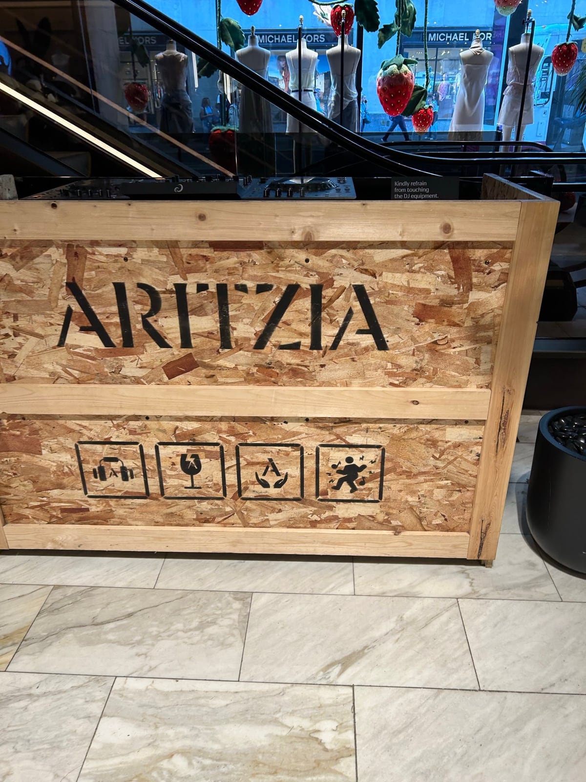 Aritziaロゴが入った木製の店内サイン
