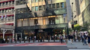 ニューヨーク5番街にあるAritzia Fifth Ave Flagshipの外観