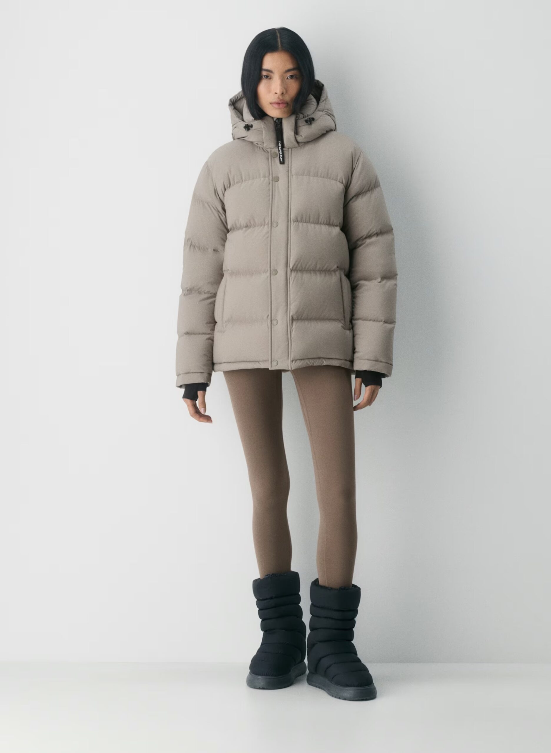 Aritzia The Super Puffのベージュ系ダウンジャケット
