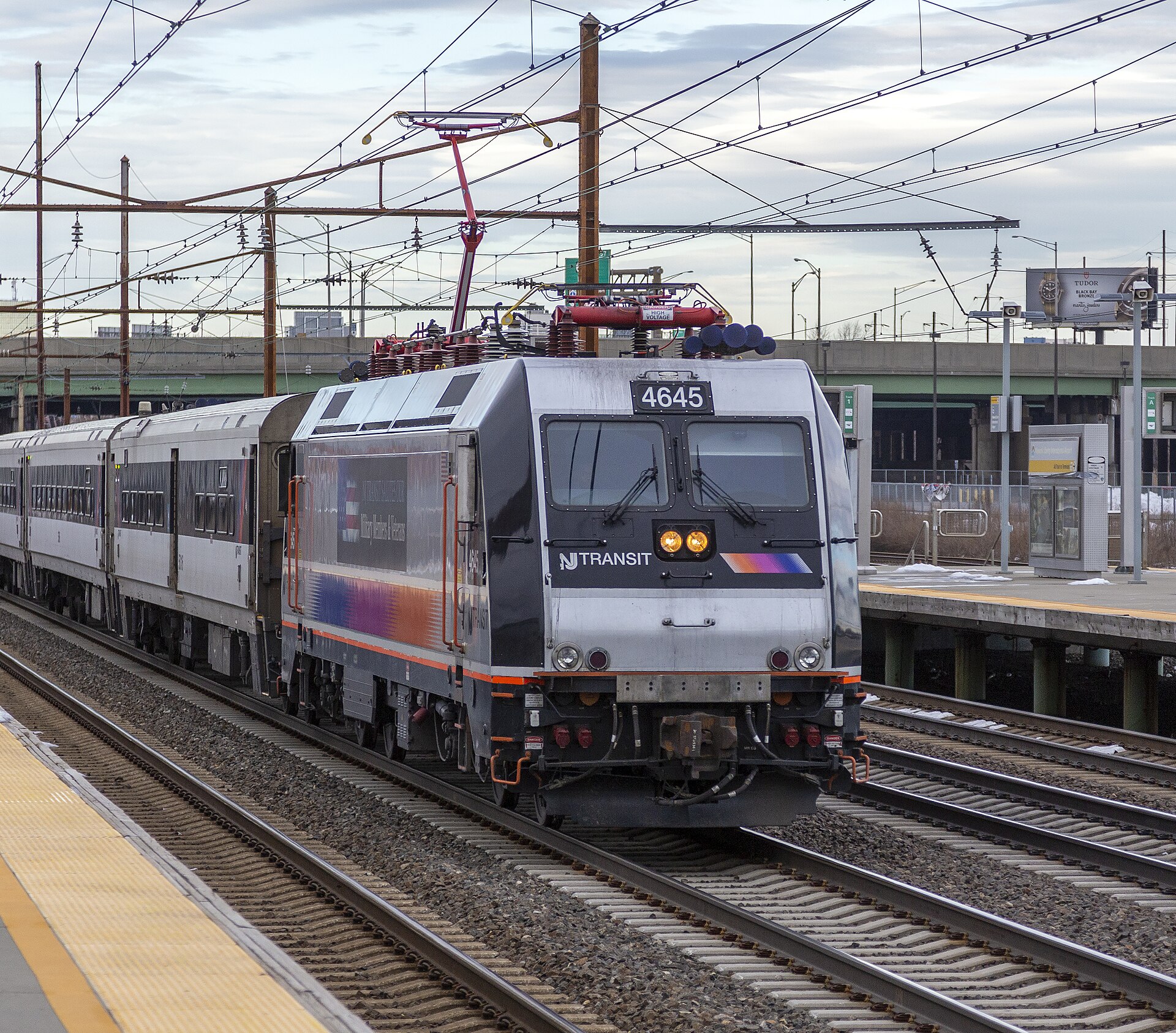 Newark Liberty Airport Stationに停車するNJ Transitの列車
