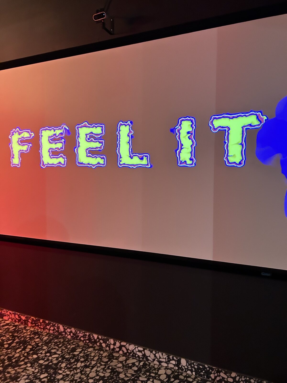 Five Iron Golf店内のFEEL ITネオンサイン