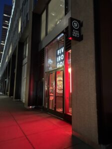 ニューヨークのFive Iron Golf Rockefeller Center外観