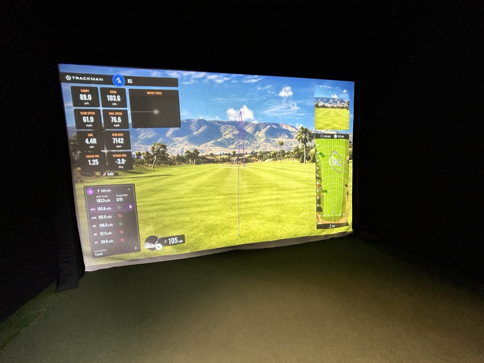 Five Iron GolfのTrackManシミュレーター画面とゴルフベイ