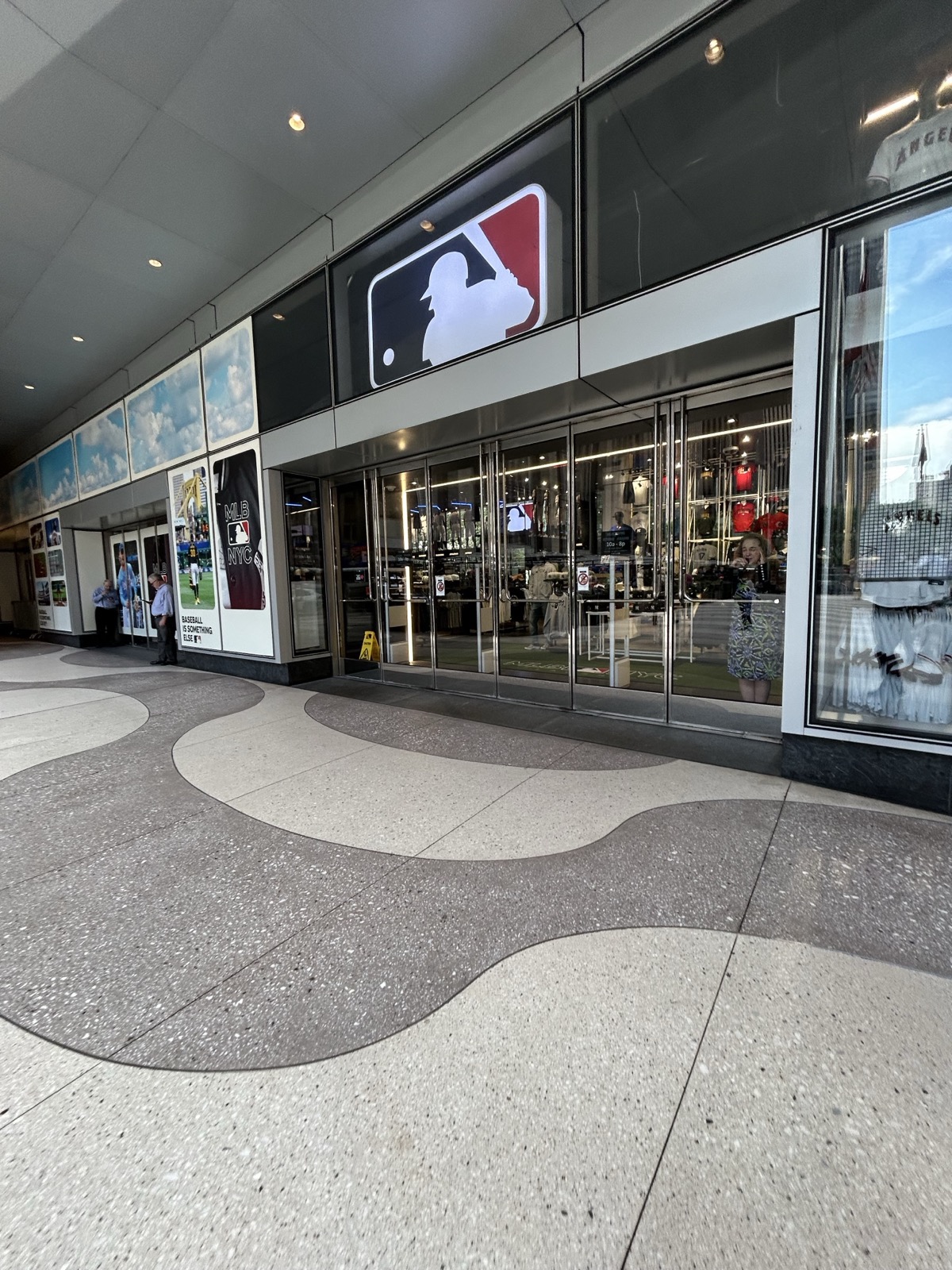 ニューヨークMLBショップの6番街沿い入口