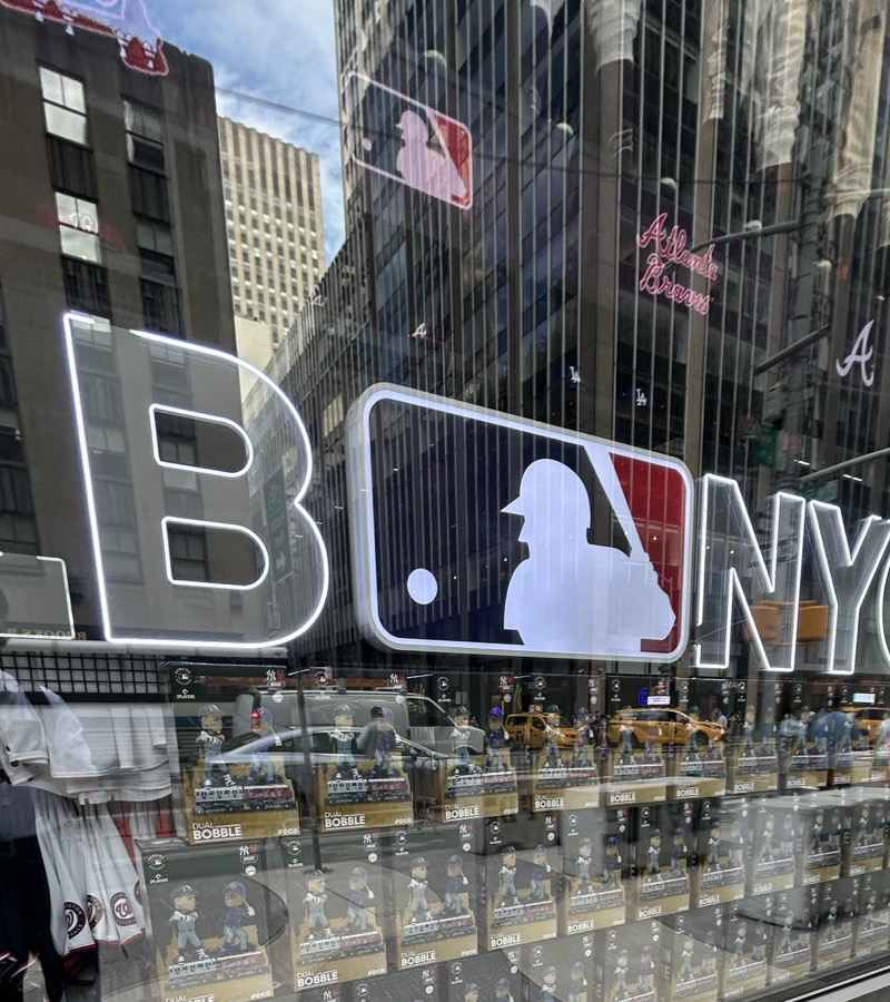 MLB NYCのロゴが見えるショップのウィンドウディスプレイ