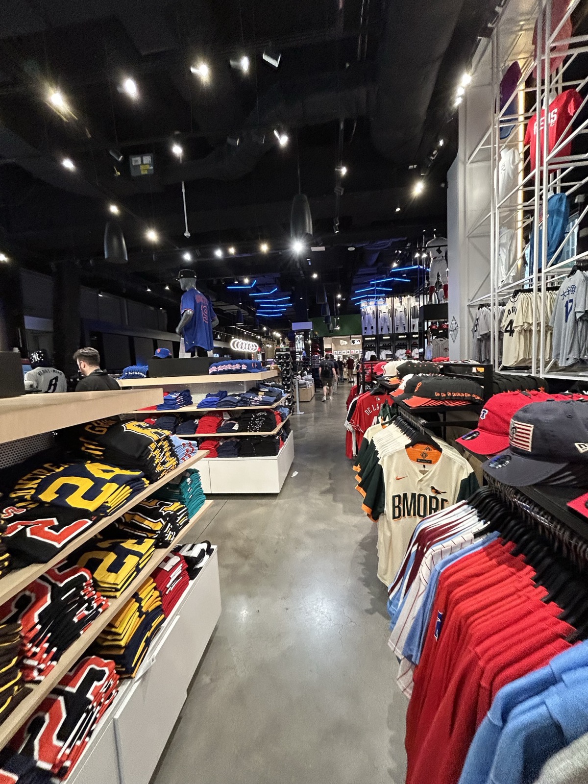 ニューヨークMLBショップの広い店内とグッズ売り場