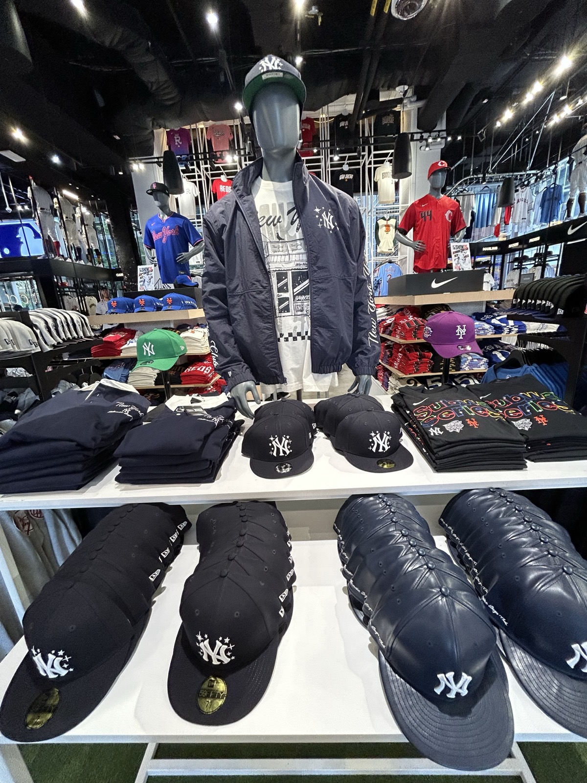 ニューヨークMLBショップのヤンキース帽子とアパレル売り場