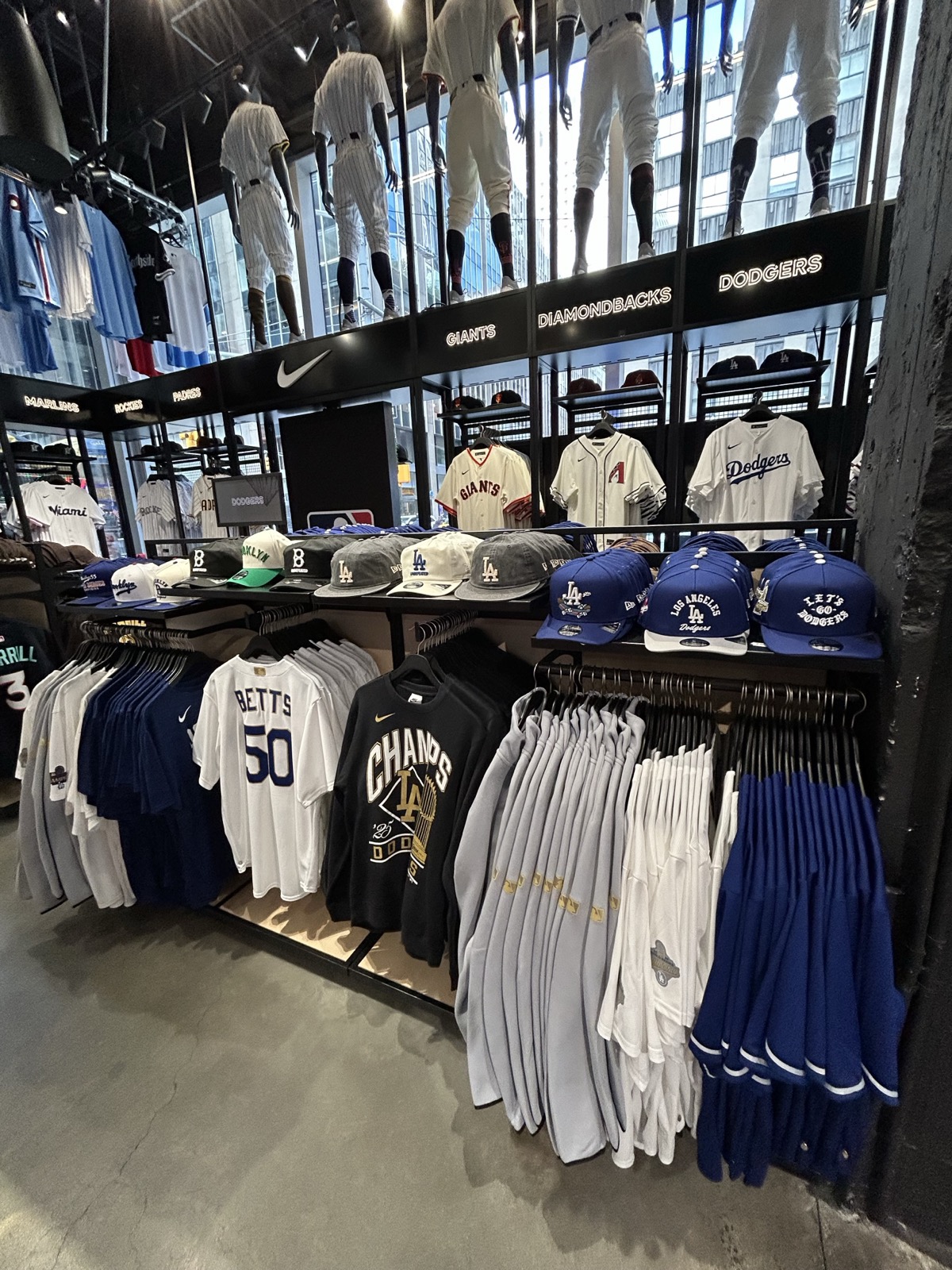 ニューヨークMLBショップのドジャース帽子とユニフォーム売り場