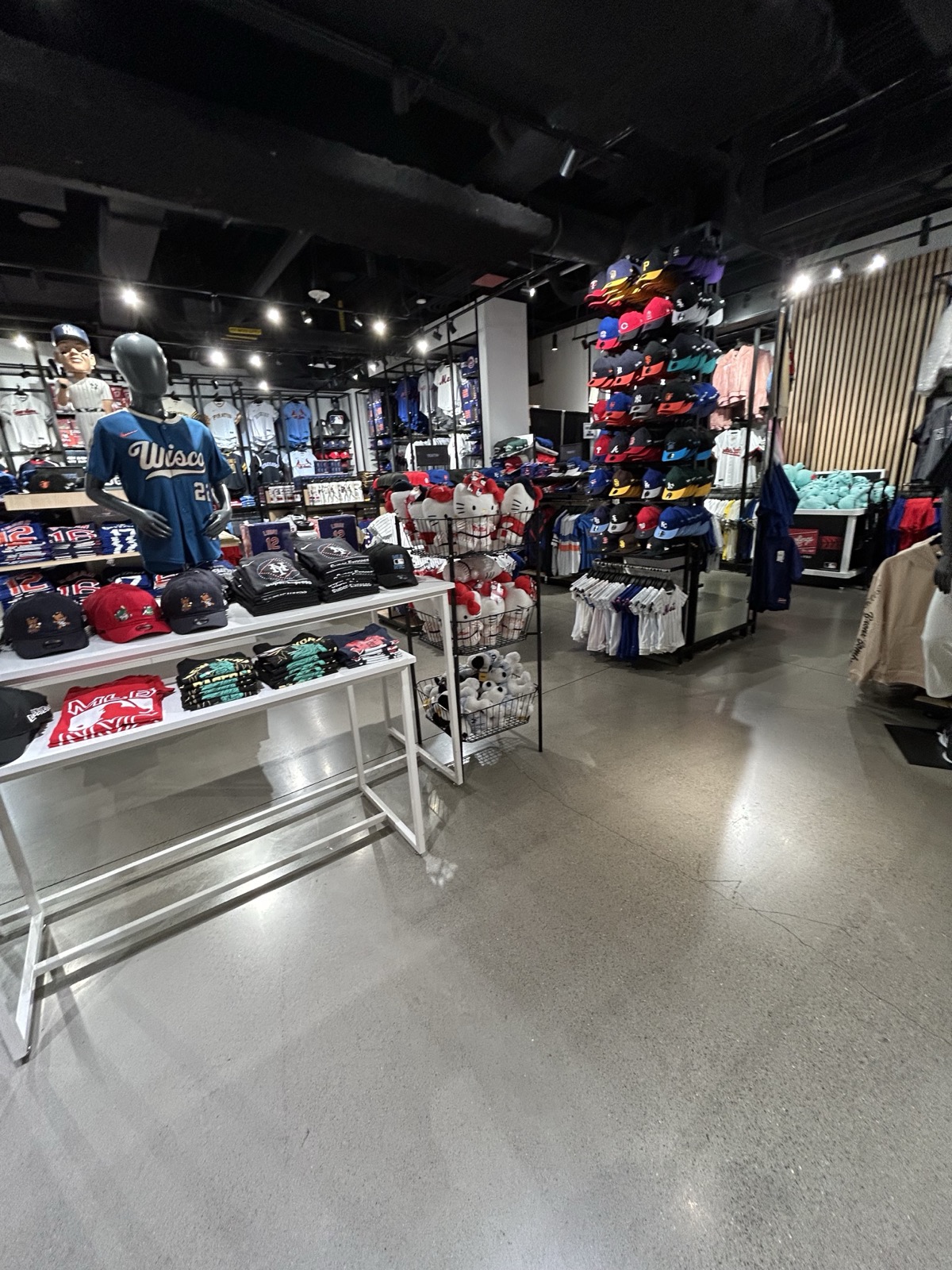 MLBショップ地下フロアのキッズ用品とぬいぐるみ売り場