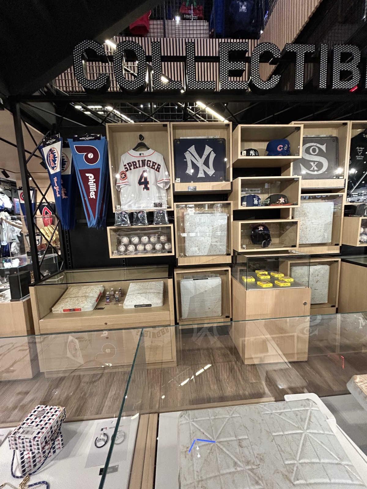 MLBショップ地下フロアの実使用ベースや記念グッズの展示販売