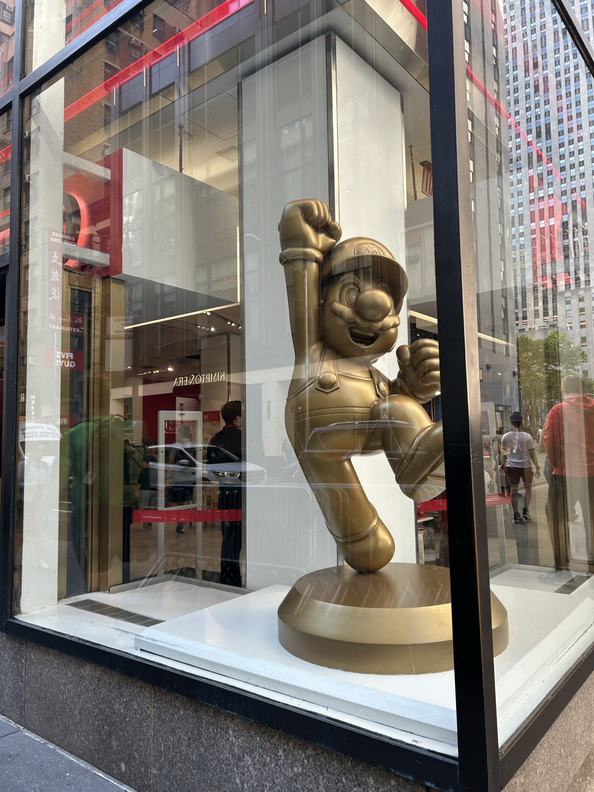 Nintendo NYのウィンドウにある金色のマリオ像