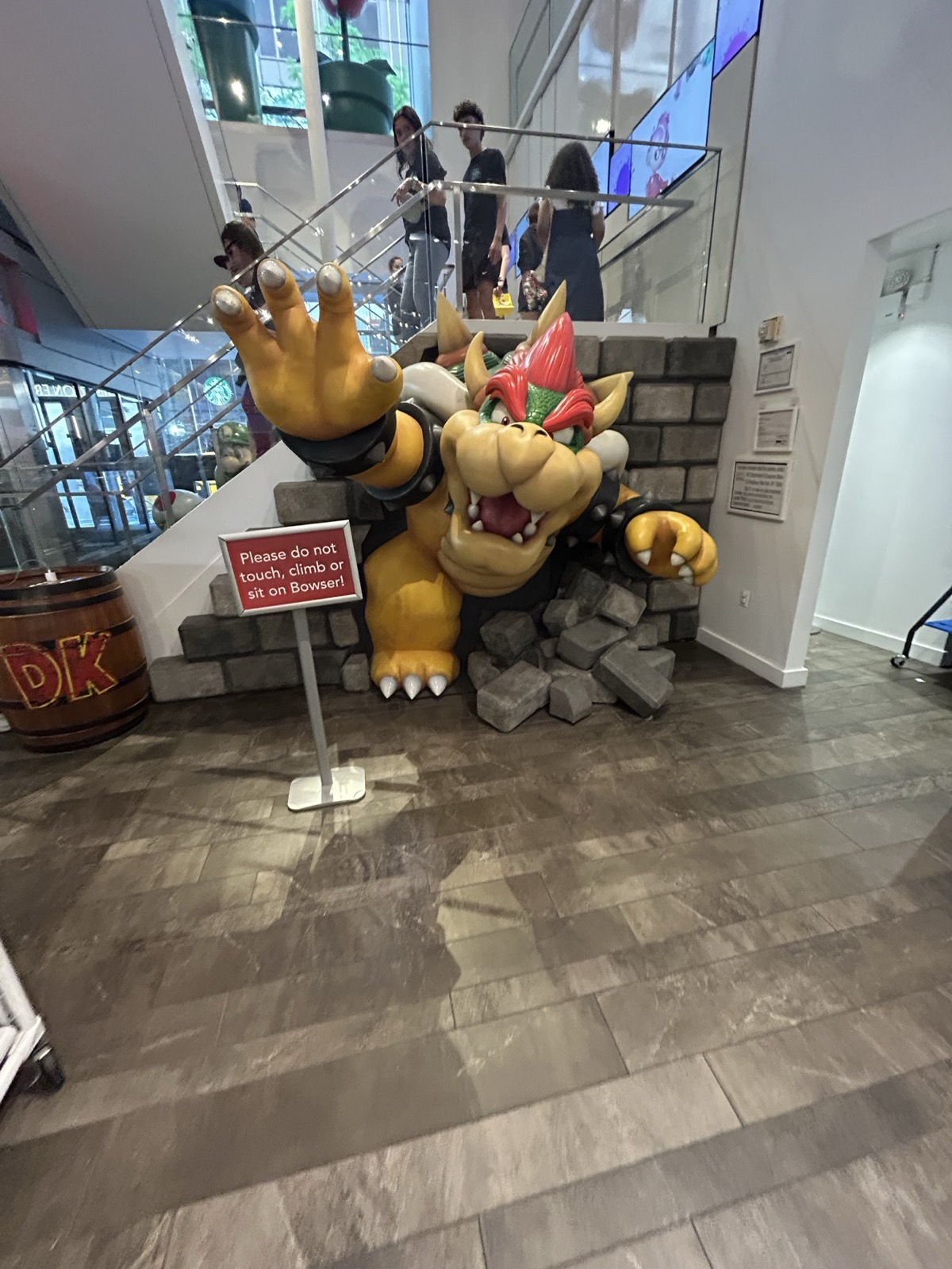 Nintendo NY店内の階段とマリオの大きなディスプレイ