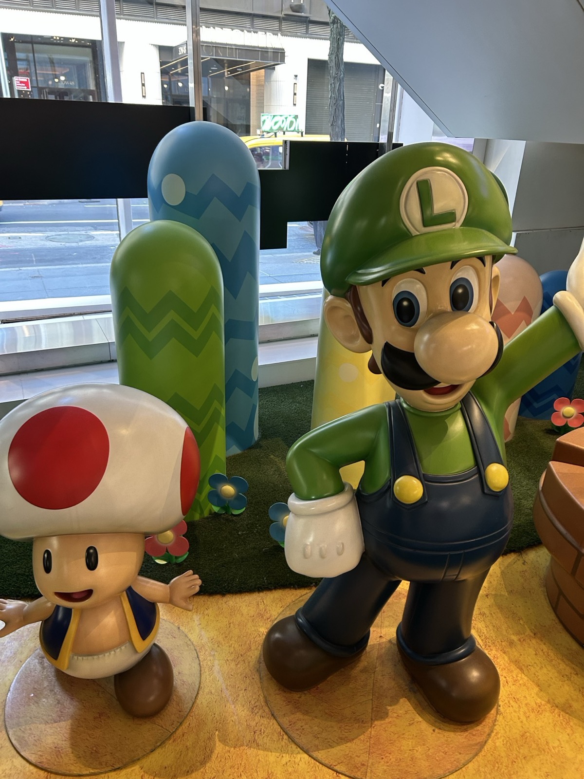Nintendo NY店内にあるキノピオとルイージの人形
