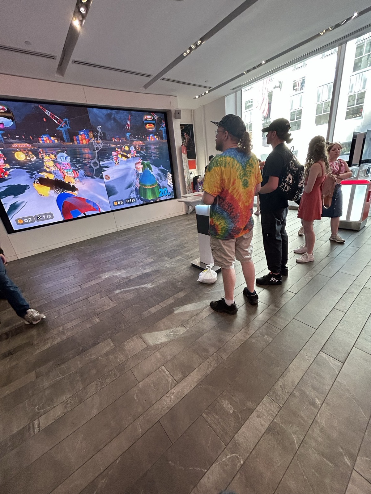 Nintendo NYの大画面でゲームを遊ぶ来店客