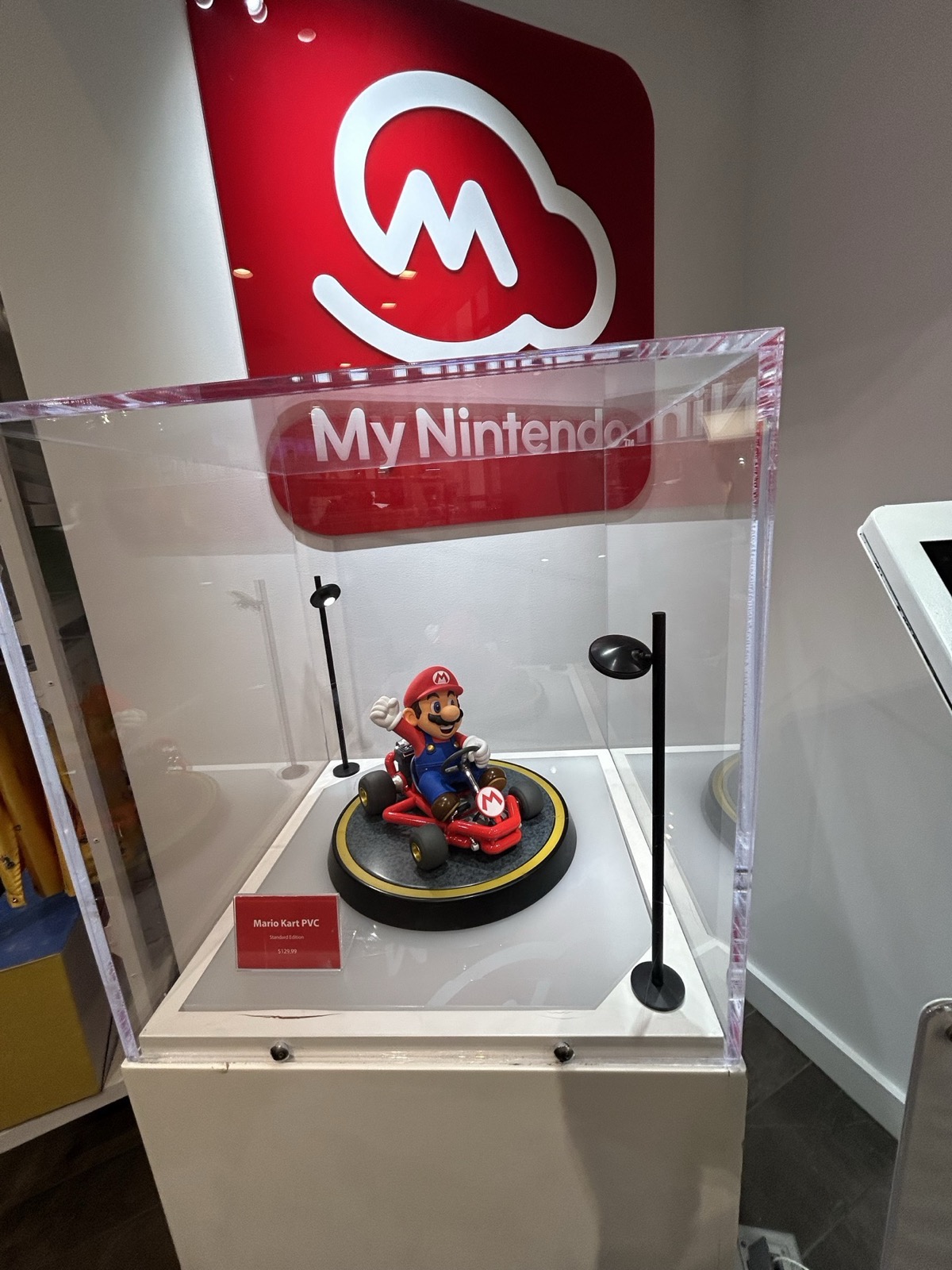 Nintendo NYロゴ入りキャップやアパレルが並ぶ売り場
