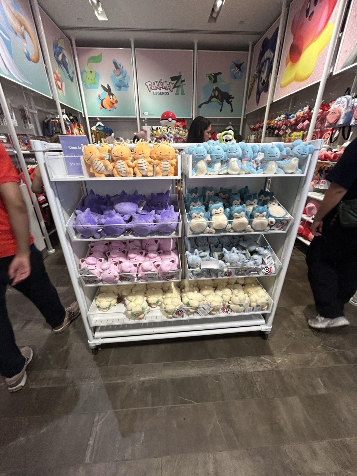 Nintendo NYに並ぶポケモンなどのぬいぐるみグッズ