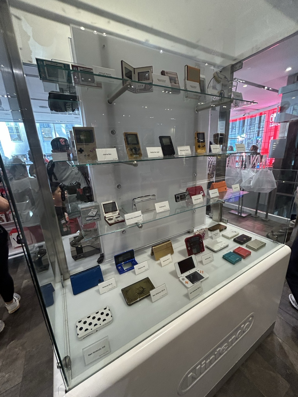 Nintendo NYに展示されているゲームボーイなど歴代ゲーム機