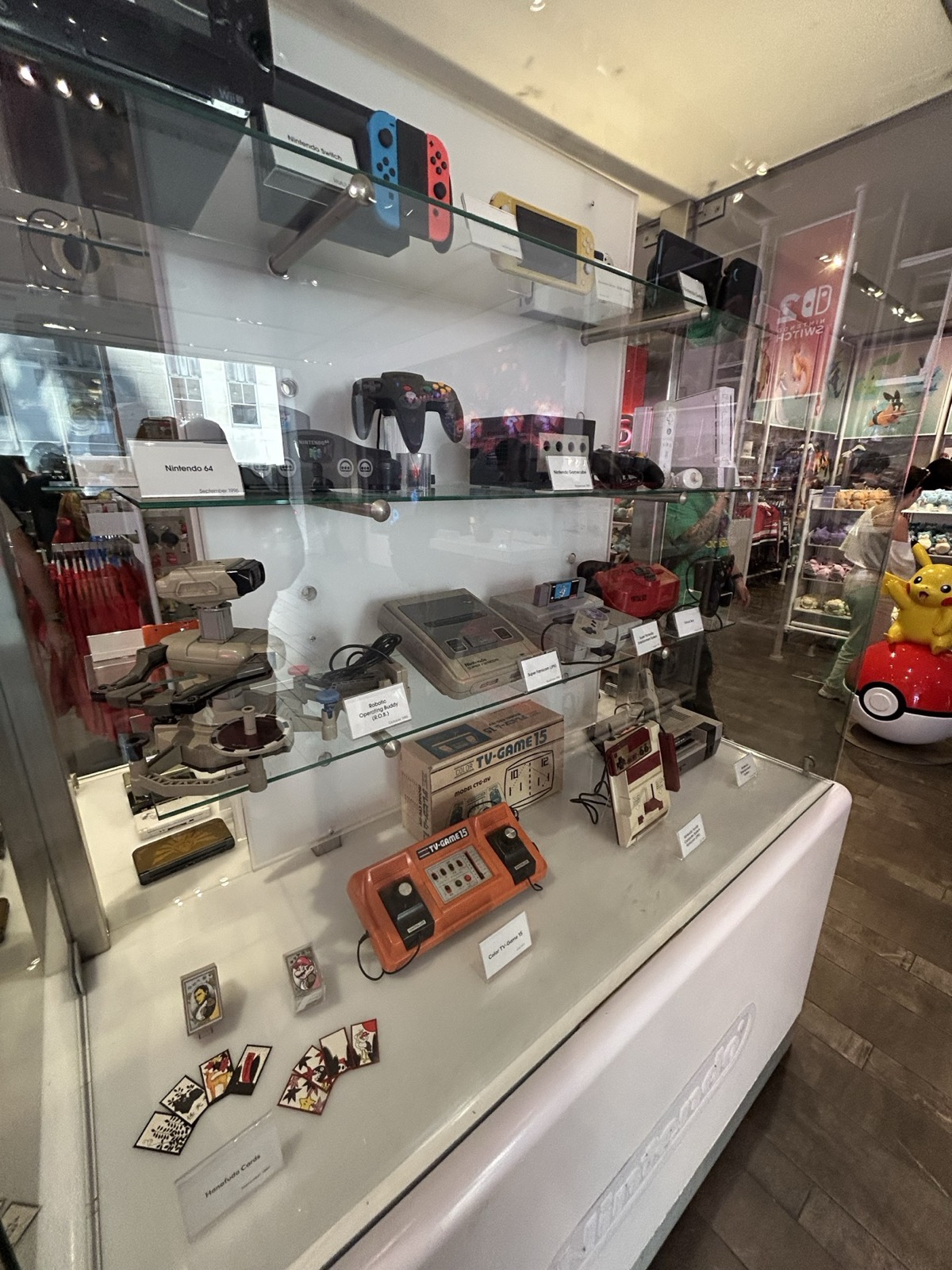 Nintendo NYのショーケースにある花札とファミコン系の歴代ゲーム機