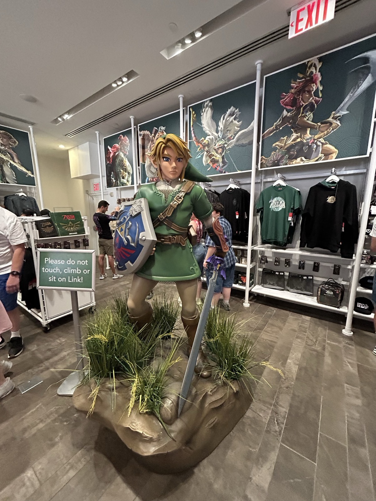 Nintendo NY店内にあるリンクの大きなキャラクター人形とゼルダグッズ