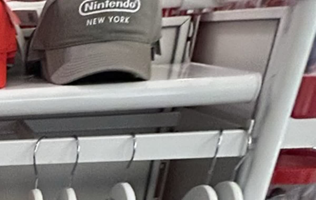 Nintendo NYロゴ入りキャップとTシャツ売り場