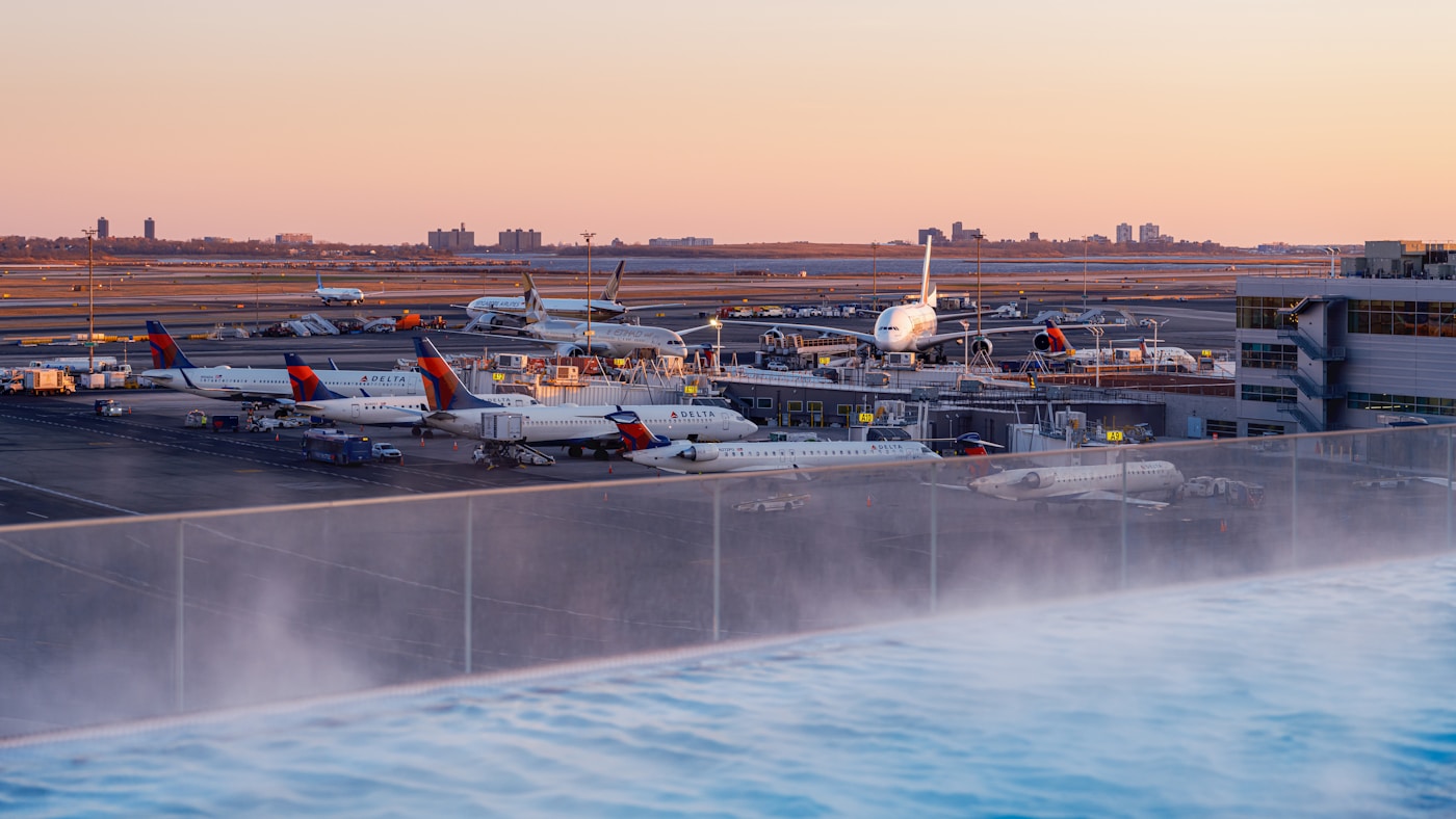 夕暮れのJFK空港に並ぶ飛行機