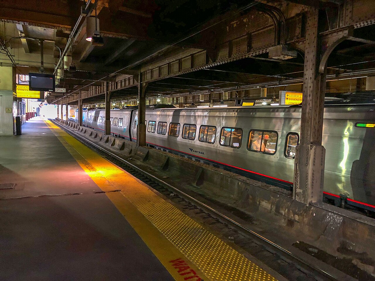 駅ホームに停車するAmtrak Acela Expressの車両