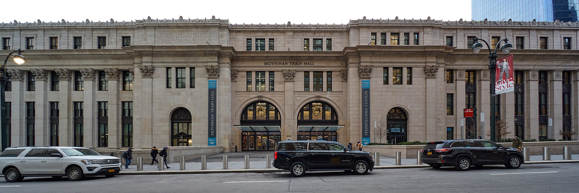 33rd Street側から見たMoynihan Train Hallの外観