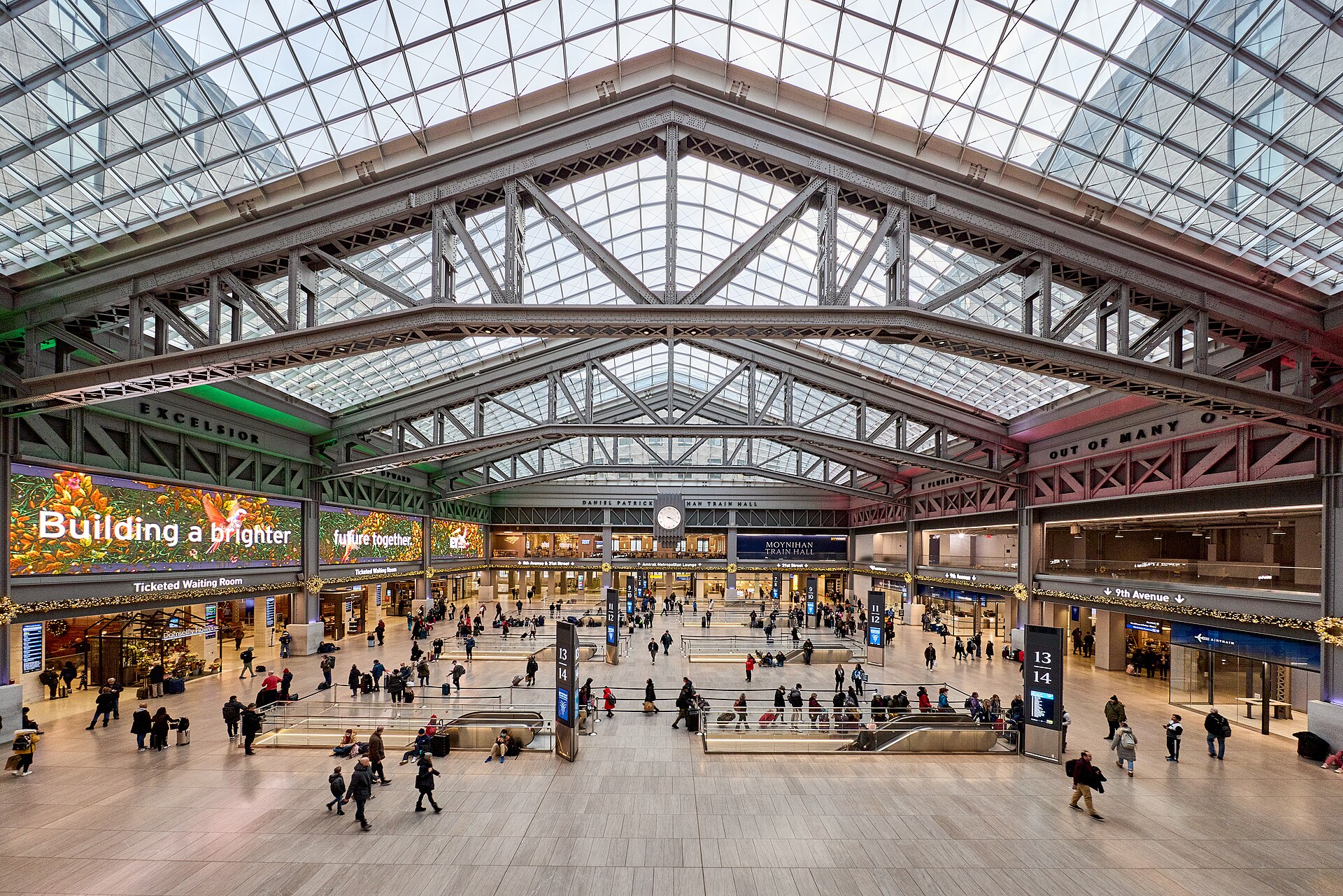 ニューヨークのMoynihan Train Hallの明るい駅舎と天井