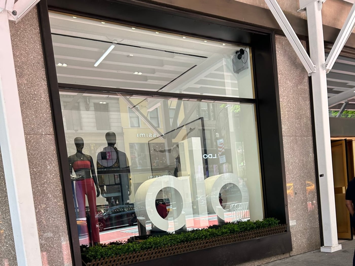 ALO Yoga 5番街店の外観と大きなaloロゴ