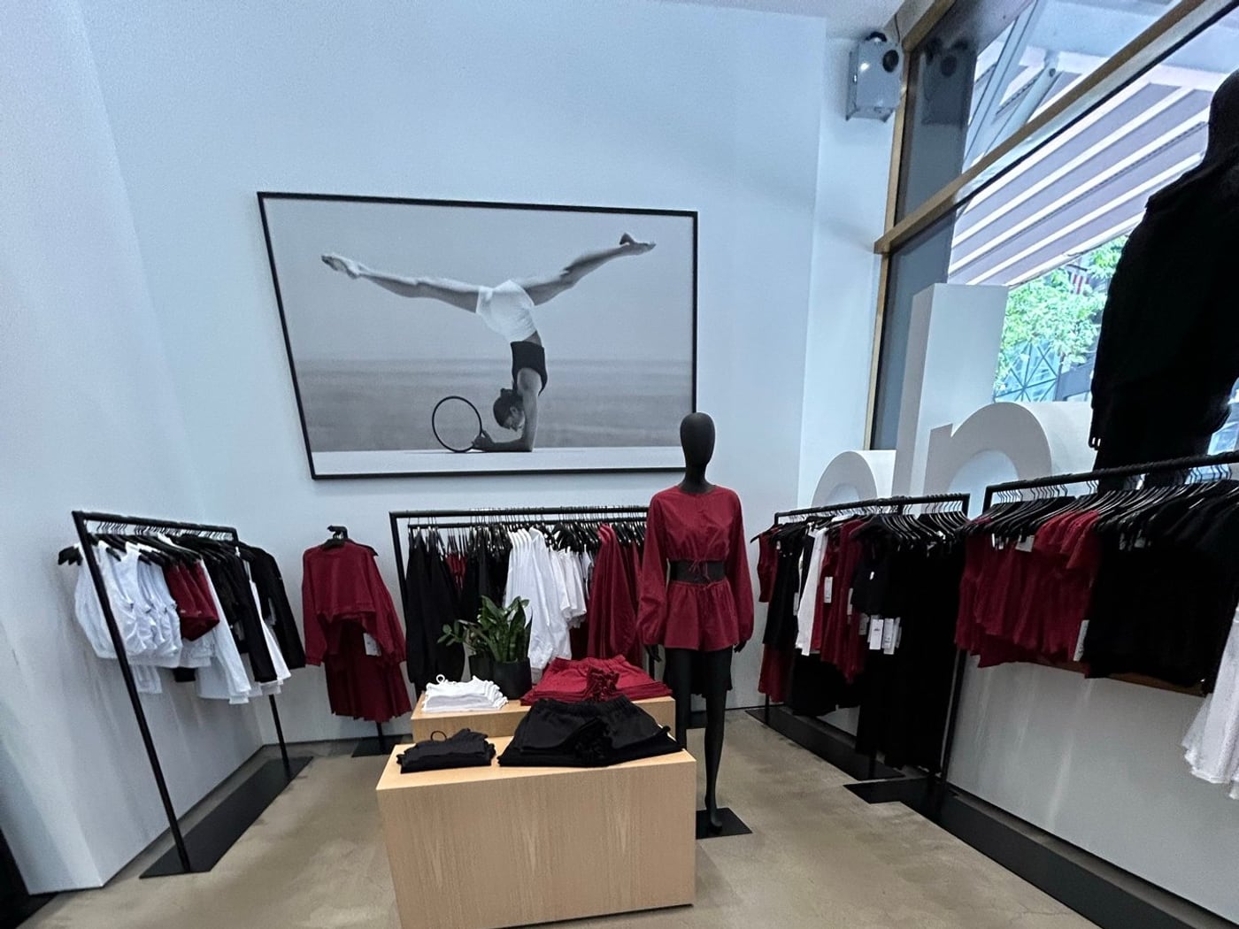 ALO Yoga店内に並ぶ赤いアクティブウェアとヨガウェア