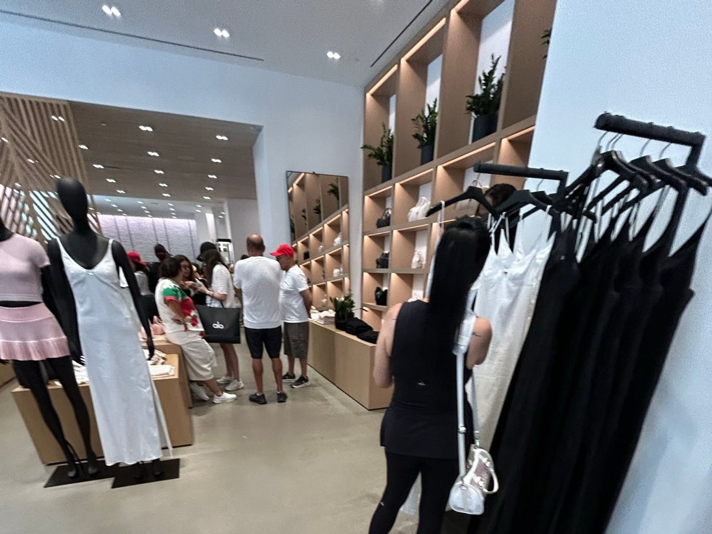 ALO Yoga店内のウェアラックと買い物客