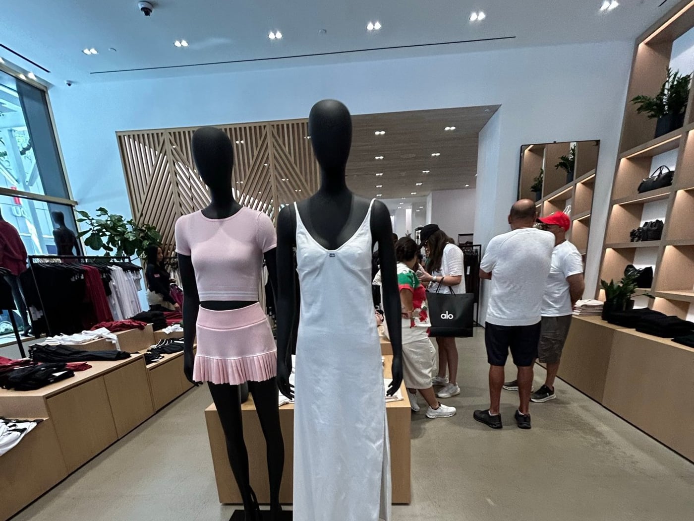 ALO Yoga店内のマネキンとアクティブウェアの売り場