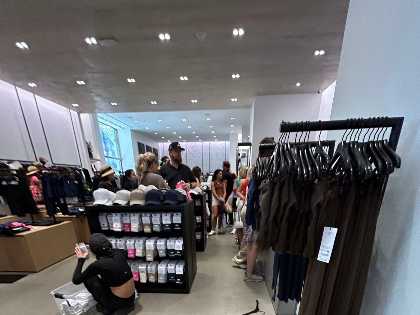 ALO Yoga店内の混雑と靴下ラック