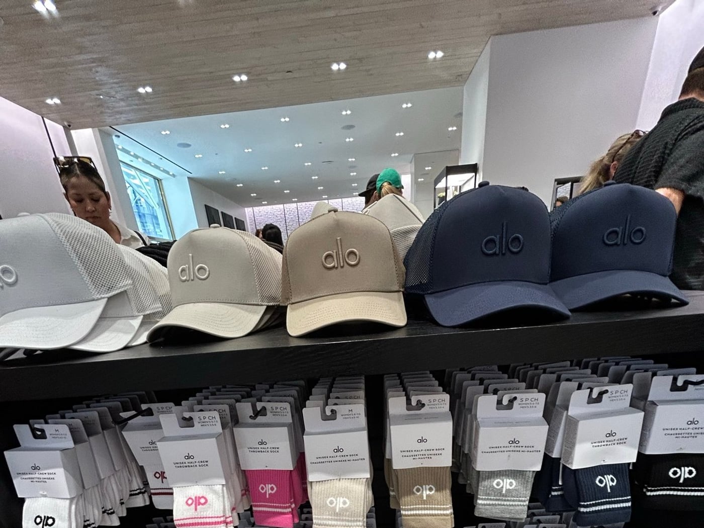 ALOロゴ入りの白、ピンク、ベージュ、グレー、黒の靴下